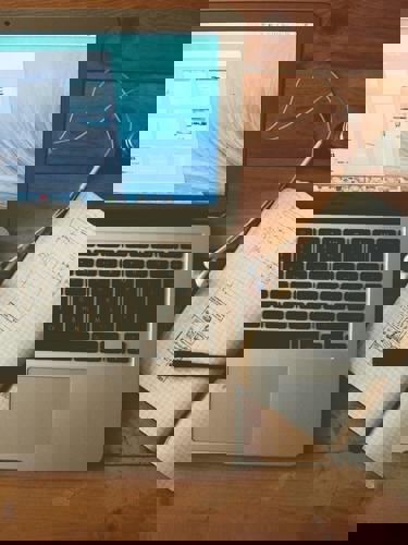 laptop och anteckningsblock på skrivbord