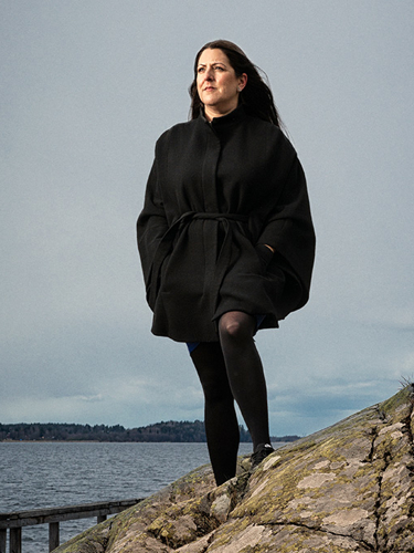 Amina Manzoor på klippa mot bakgrund av Mälaren