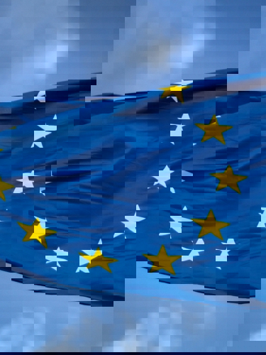 EU-flagga mot blå himmel