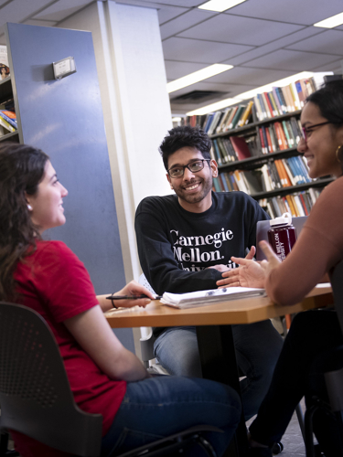 Tre studenter i samtal på Carnegie Mellon University