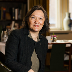 Sylvia Schwaag Serger i IVAs bibliotek