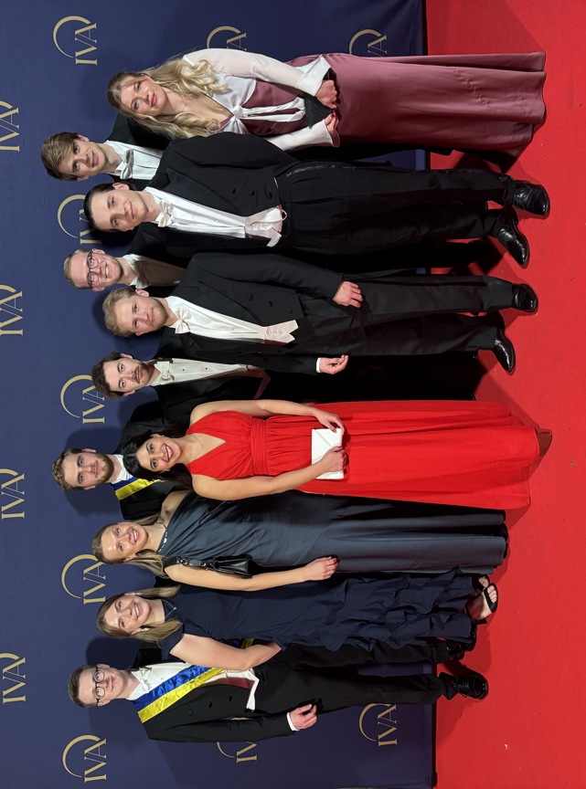 festkl&auml;dda p&aring; r&ouml;da mattan